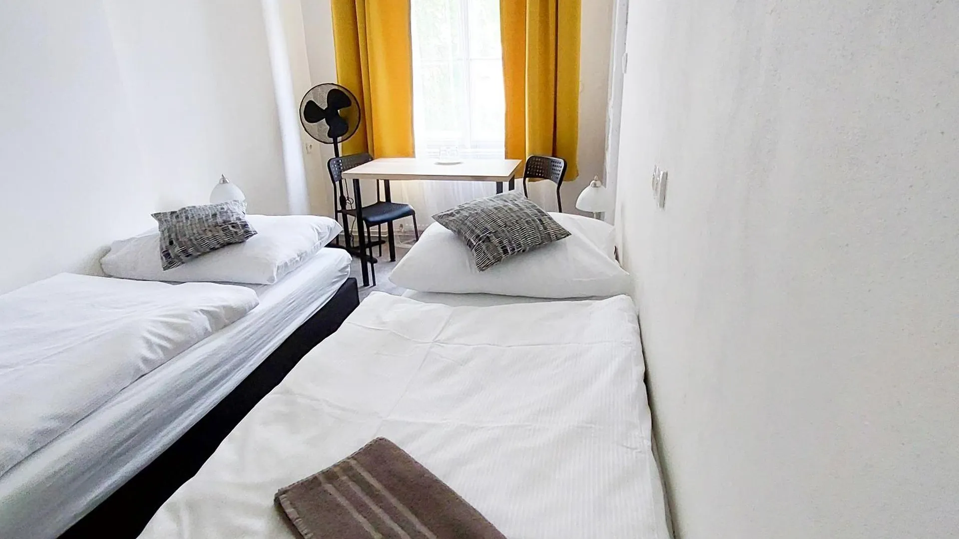 Small Nice Room D5 Praha 0*,  Česká republika